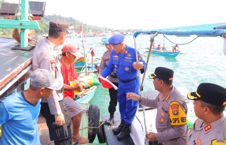Sambut HUT Ke-80 RI, Polresta Bandar Lampung Bagikan Bendera Merah Putih dan Sembako kepada Nelayan