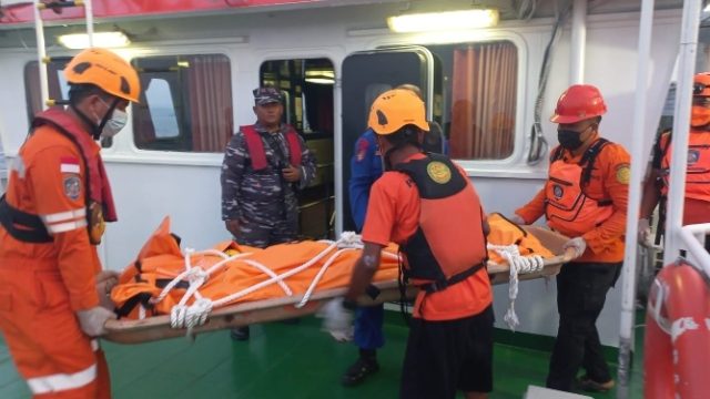 Lanal Lampung dan Tim Terpadu Evakuasi Jenazah ABK Kapal Asing di Teluk Lampung