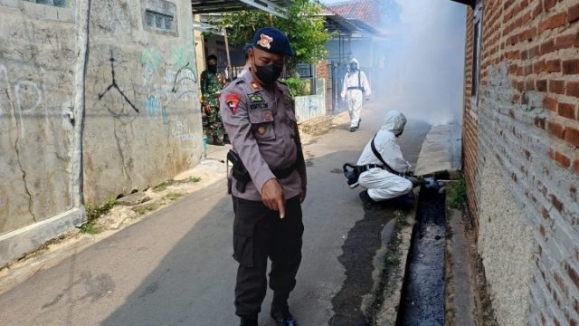 Brimob Lampung Laksanakan Fogging di Kupang Raya Antisipasi DBD, Dalam Rangka HUT Brimob ke-80