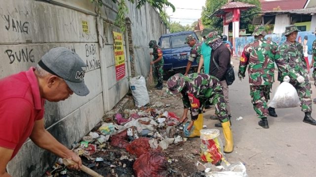 Koramil 410-01/Panjang Gelar Giat Karya Bakti Bersihkan Lingkungan di Kelurahan Waydadi