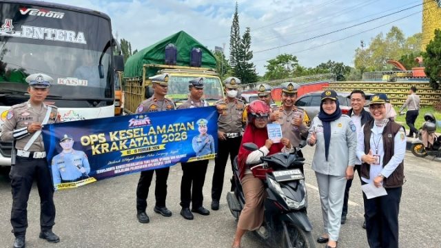 Hari Ketiga Ops Keselamatan Krakatau 2026, Polantas Lampung Tengah Bagikan Helm dan Pamflet Keselamatan