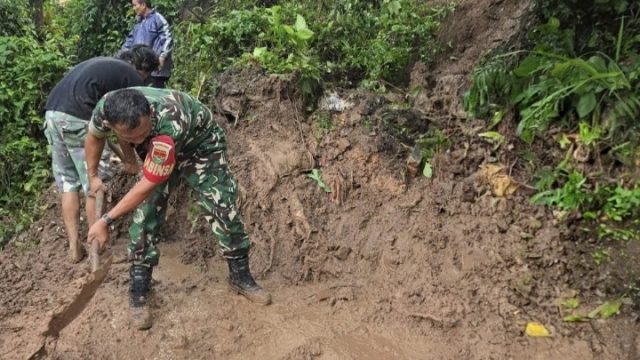 Babinsa Koramil 410-01/PJG Bersama Warga Atasi Dampak Tanah Longsor