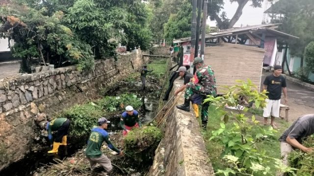 Babinsa Koramil 410-03/TBU Bersama Warga Keteguhan Laksanakan Gotong Royong Bersihkan Saluran Air