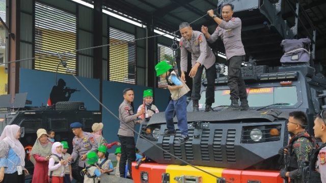 Mako Brimob Lampung Jadi Kelas Outdoor TK Al Azhar 49 Kenali Profesi Sejak Dini