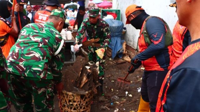 Kodim 0410/KBL Bersama Unsur Forkopimda Dan Masyarakat Gelar Karya Bakti Gerakan Lingkungan Hidup Bebas Sampah