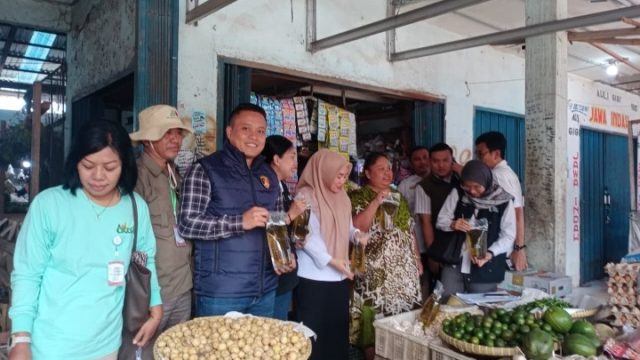 Satgas Saber Cek Harga Sembako di Pasar Way Jepara, Polisi Pastikan Masih di Bawah HET