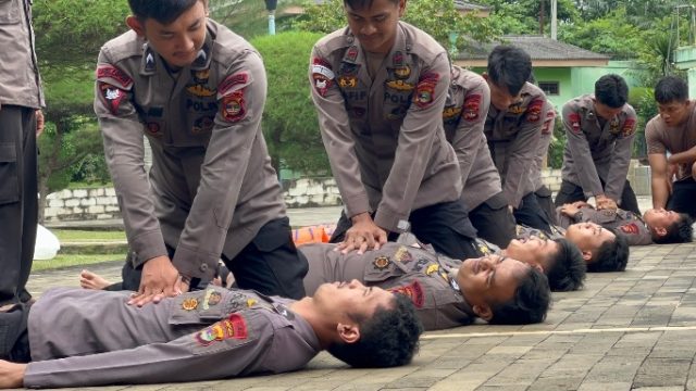 Asah Kemampuan Kemanusiaan, Batalyon A Pelopor Brimob Gelar Latihan SAR di Kolam Unila