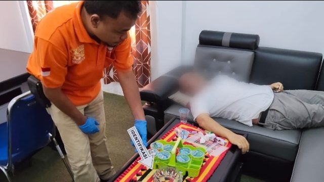 Inafis Sat Reskrim Polres Tanggamus Lakukan Olah TKP Temuan Mayat di Kantor Dinas DPMPTSP