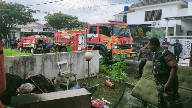 Babinsa Koramil 410-06/KDT, Sigap Turun Ke Lokasi Musibah Kebakaran Rumah Di Pramuka Garden Residen