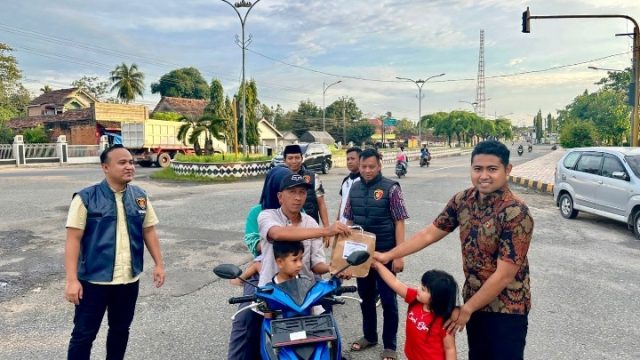 Sat Reskrim Polres Lampung Tengah Tebar Kepedulian, 300 Paket Takjil Dibagikan di Jalur Lintas Sumatera
