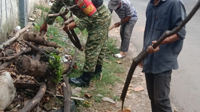 Babinsa Koramil 410-05/TKP Serda Deni Saputra, Bersama Warga Dan Aparatur Kelurahan Gelar Jum’at Bersih