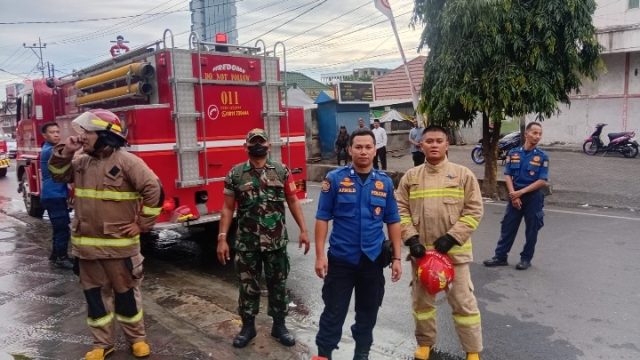 Babinsa Koramil 410-05/TKP Gerak Cepat Bantu Petugas Damkar Padamkan Api Di Hotel Anugrah Express. 