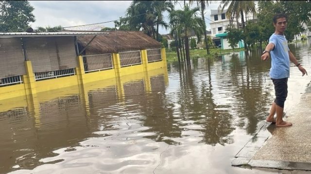 Hujan Deras Guyur Kota Bandarlampung Sebabkan Genangan Air Di Sejumlah Titik