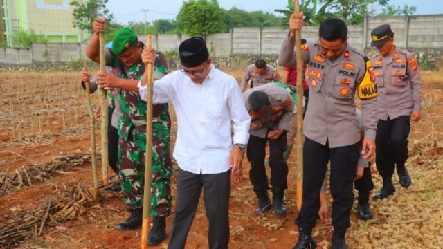 Dukung Ketahanan Pangan Nasional, Polres Lampung Tengah Bersama Stakeholder Gelar Penanaman Jagung Serentak Kuartal I 2026