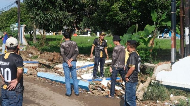 Peduli Pascabanjir, Kalapas Narkotika Bandar Lampung Pimpin Aksi Bersihkan Puing Bangunan Warga Sekitar
