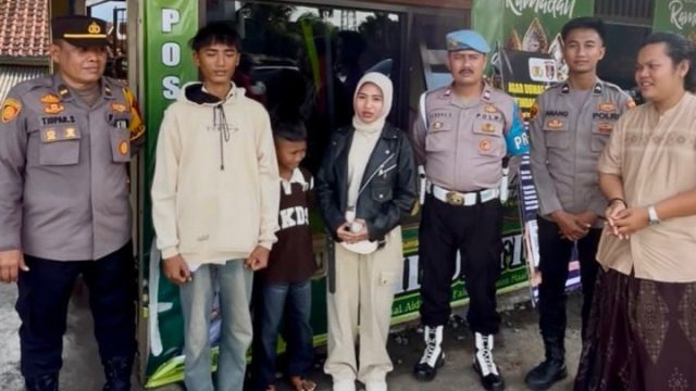 Respons Cepat Personel Pospam Terbanggi Besar Satukan Kembali Keluarga yang Terpisah di Perjalanan
