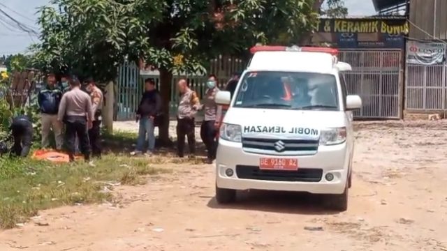 Penemuan Jenazah Gegerkan Warga di Depan Indogrosir Soekarno Hatta