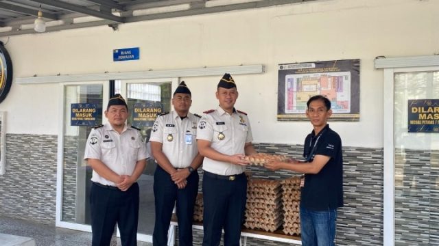 Rutan Kelas I Bandar Lampung Serahkan Hasil Produksi Telur Ayam ke Pihak Ketiga, Wujud Keberhasilan Program Pembinaan Kemandirian