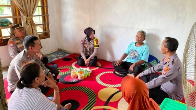 Polri Hadir di Tengah Duka, Sat Binmas Polres Lampung Utara Sambangi Rumah Korban Tenggelam di Kotabumi Selatan