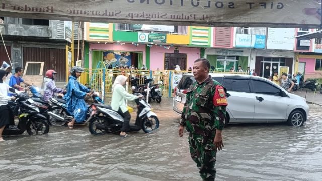 Hujan Deras Guyur Kota Bandarlampung Akibatkan Genangan Air Setinggi 10 Cm Di Jalan Pulau Singkep