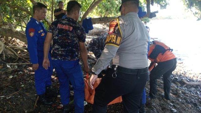 Polres Tanggamus Evakuasi Mayat Pria Tanpa Identitas di Pantai Kota Agung Timur