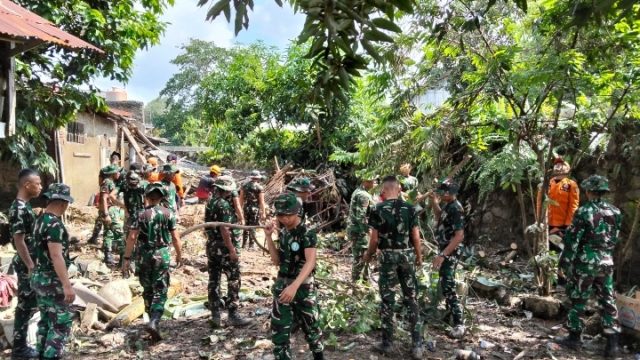 Babinsa Pelda Sulindra Tampil Sebagai Garda Terdepan Dalam Giat Gerebek Sungai Dan Pembersihan