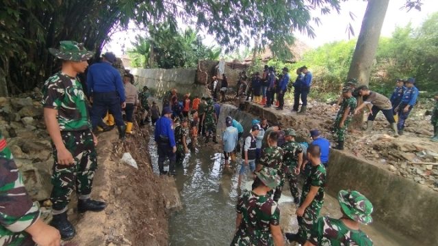 Babinsa Kopka Maradona Pimpin Langsung Operasi Gerebek Sungai Di Bantaran Sungai Way Awi