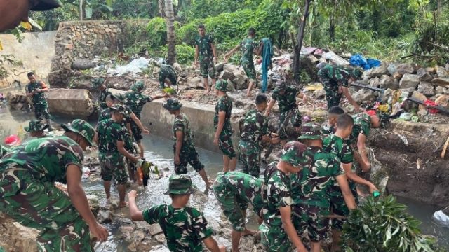 Atasi Banjir Saat Hujan, Prajurit Kodam XXI/Radun Inten Grebek Sungau Di Bandar Lampung