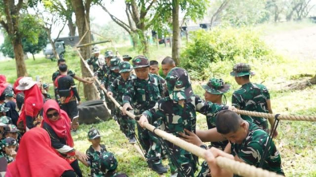 Perkuat Karakter Siswa, Ibu Abrita Kumarri Dewi Buka LDK di Mayonif 143/TWEJ,  Dari Pengenalan Alutsista hingga Outbound