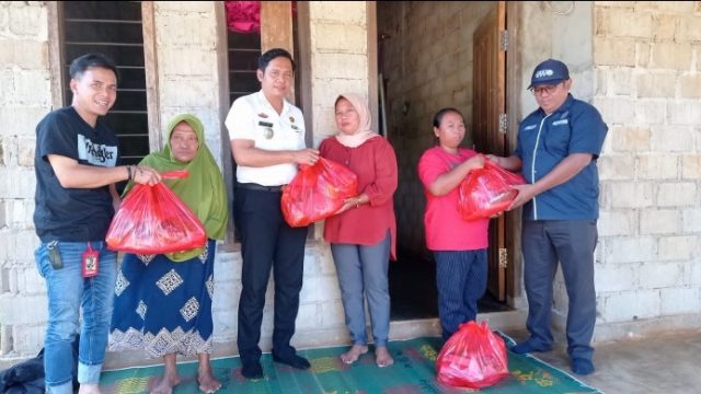 Pengurus Daerah IWO Gelar Bakti sosial, Salurkan Bantuan Paket Sembako Pada Kaum Dhuafa