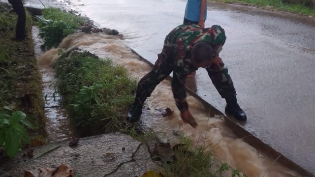 Hujan Deras Guyur Kota Bandar Lampung Akibatkan Genangan Air di Sejumlah Ruas Jalan. 
