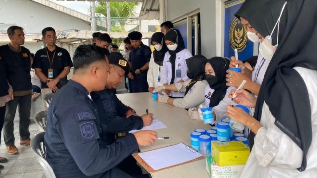 Komitmen Berantas Narkoba, Rutan Bandar Lampung Gandeng BNN Lampung Selatan Laksanakan Tes Urine Bagi Petugas dan Warga Binaan