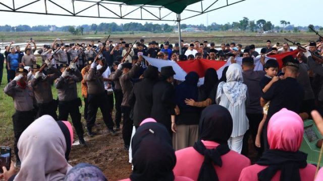Polda Lampung Berduka: Kapolda Hadiri Upacara Pemakaman Bripka Anumerta Arya Supena yang Gugur Dalam Tugas
