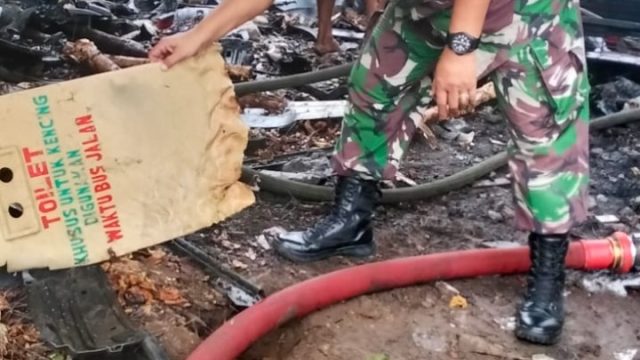 Babinsa Sertu Abidin Respon Cepat Ke Lokasi Kebakaran Gudang Sparepart