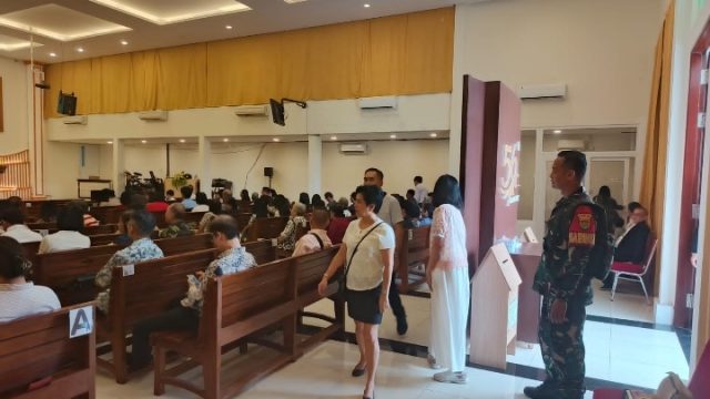 Babinsa Koramil 410-04/TKT Bersama Unsur Masyarakat Laksanakan Pengamanan Ketat Di Gereja Kristus