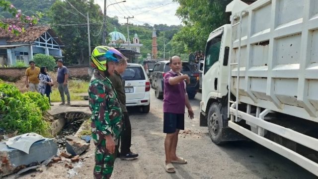 Respon Cepat Babinsa Kelurahan Sukamaju Atasi Kecelakaan Tunggal Terjadi Di Jalan RE Martadinata