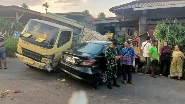 Babinsa Koramil 410-02/TBS Gerak Cepat Atasi Kecelakaan Lalu Lintas Di Jalan Wan Abdurrahman