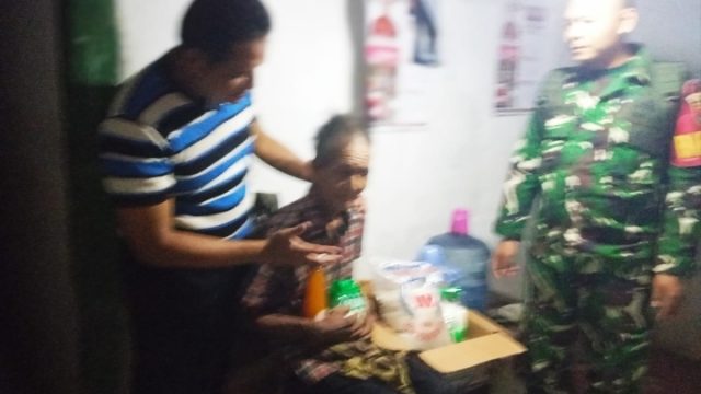 Babinsa Kelurahan Pasir Gintung Di bawah Komando Serda Deni Turun Langsung Dalam Aksi Nyata Kepedulian Sosial