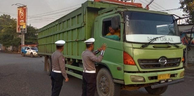 Respons Cepat Aduan Warga, Satlantas Polres Lampung Utara Lakukan Penyekatan Truk Besar di Jam Anak Sekolah