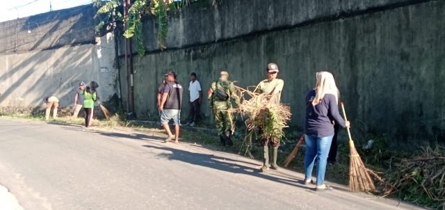 Sertu Sugiyanto Turun Langsung Dalam Giat Jumat Bersih Di Kelurahan Jagabaya III
