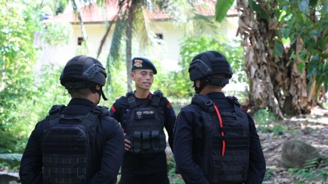 Fast Respon Tim Jibom Brimob Lampung Aman dan Musnahkan Granat Temuan di Polsek Padang Cermin