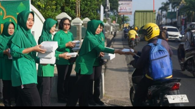 Jumat Berkah Persit KCK Koorcab Rem 043 PD XXI/Radin Inten, Tebar Kepedulian Melalui Aksi Berbagi
