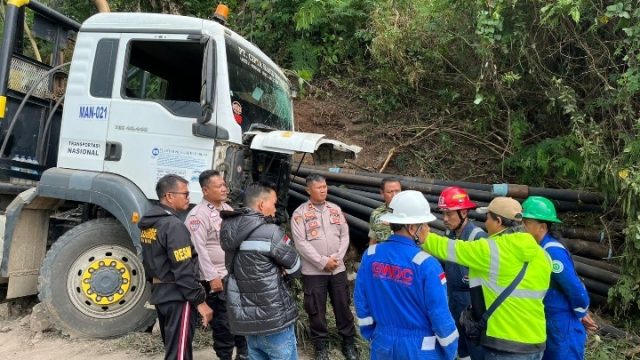 Polsek Pulau Panggung Bantu Evakuasi Truk Tronton Diduga Rem Blong di Tanjakan Leter S
