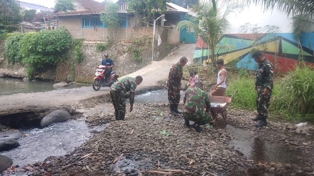 Babinsa Kodim 0410/KBL Dampingi Pembangunan Jembatan Beton Sungai Way betung Tahap V Dan VI