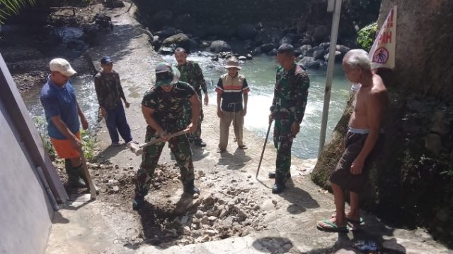 Babinsa Novriadi Turun Langsung Awasi Pembagunan Jembatan Perintis Garuda