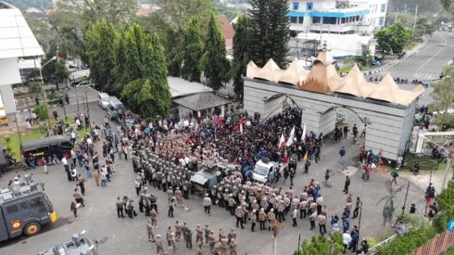 Brimob Lampung Amankan Aksi Unjuk Rasa Aliansi Lampung Tarik Mandat Di Kantor DPRD Provinsi Lampung Berlangsung Aman