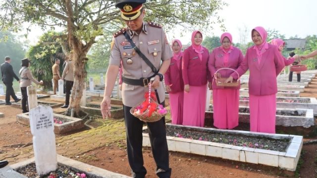 Peringati Hari Bhayangkara ke-80, Polres Lampung Utara Gelar Ziarah dan Tabur Bunga di TMP Kotabumi