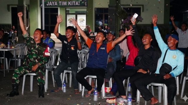 Kodim 0410/KBL Gelar Nobar Bersama Ratusan Warga Sekitar Yang Tampak Antusias