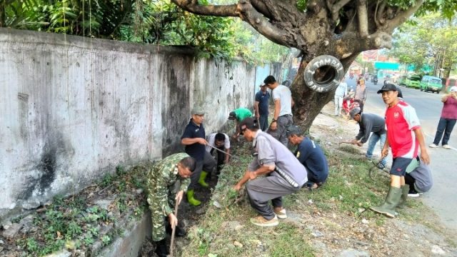 Babinsa Garuntang Pelda Sulindra Pimpin Langsung Program Jumat Asri Kodim 0410/KBL, Wujud Nyata Kemanunggalan TNI-Rakyat di Bandar Lampung