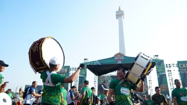 Momen Seru Pangdam XXI/RI Lari dan Bermain Drumband di Monas